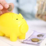 Smartphone exibindo um aplicativo de banco digital com aprovação de cartão de crédito que aprova na hora
