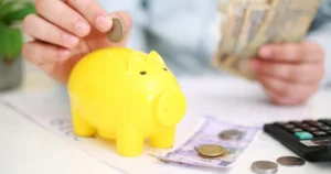Smartphone exibindo um aplicativo de banco digital com aprovação de cartão de crédito que aprova na hora