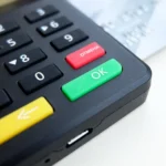 Família brasileira analisando documentos financeiros e um cartão de crédito, buscando como sair das dívidas do cartão de crédito