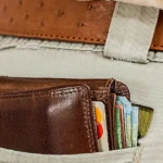 Empresário analisando dados sobre crédito para empreender no brasil em escritório moderno
