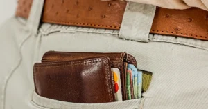 Empresário analisando dados sobre crédito para empreender no brasil em escritório moderno
