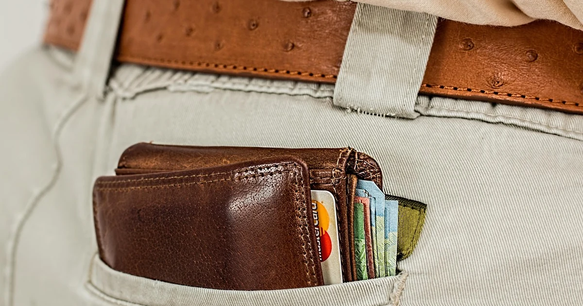 Empresário analisando dados sobre crédito para empreender no brasil em escritório moderno