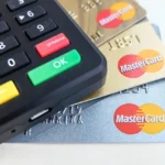Empreendedor brasileiro analisando dados de crédito para empreender no brasil em um escritório moderno