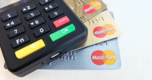 Empreendedor brasileiro analisando dados de crédito para empreender no brasil em um escritório moderno