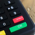 Uma nota de R$ 100 simbolizando o alto custo do crédito no Brasil e o peso dos juros para o consumidor.