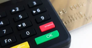 Uma nota de R$ 100 simbolizando o alto custo do crédito no Brasil e o peso dos juros para o consumidor.