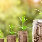 Crianças aprendendo sobre educação financeira nas escolas em sala de aula moderna
