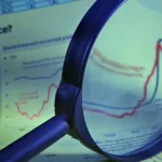 Prédios corporativos e documentos financeiros representando o empréstimo do FGC
