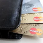 Analista financeiro avaliando dados sobre a inadimplência cartão banco do brasil em um escritório moderno