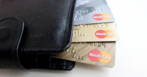Analista financeiro avaliando dados sobre a inadimplência cartão banco do brasil em um escritório moderno