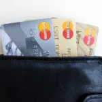 Inclusão financeira com tecnologia mostrando pessoas usando smartphones para serviços bancários