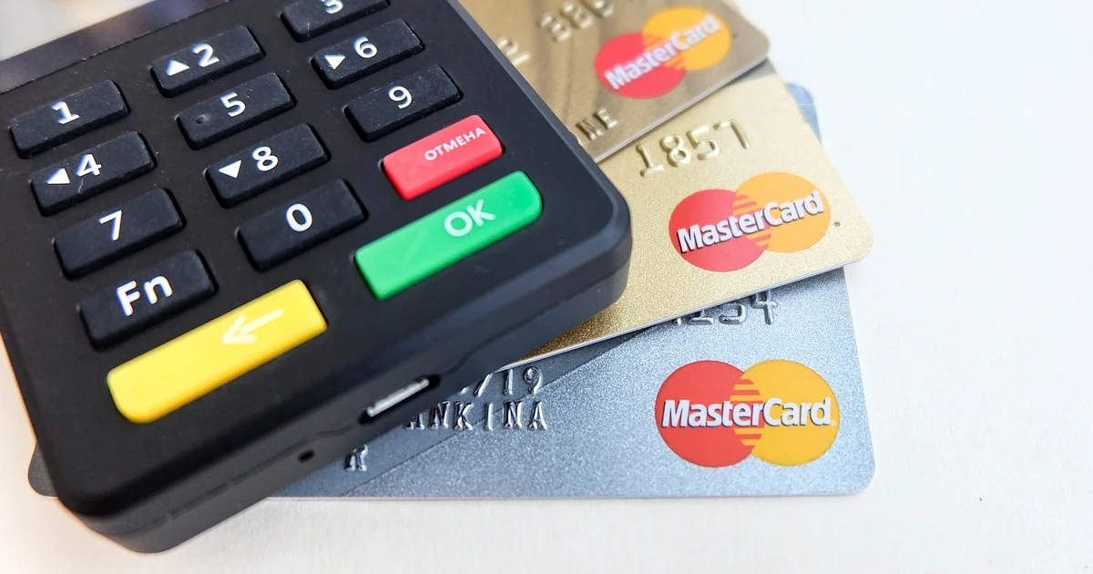 Pessoas utilizando tecnologias digitais para inclusao financeira no Brasil