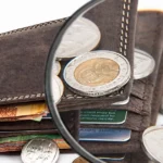 Pessoa preocupada analisando os juros do cartão de crédito e faturas vencidas
