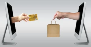 Aposentado verificando o limite de juros do crédito consignado no celular
