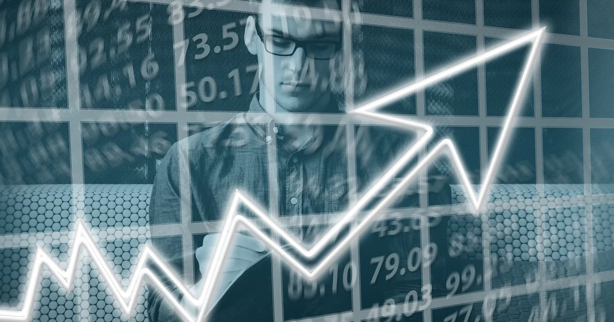 Profissional analisando gráficos de planejamento financeiro internacional e mapas