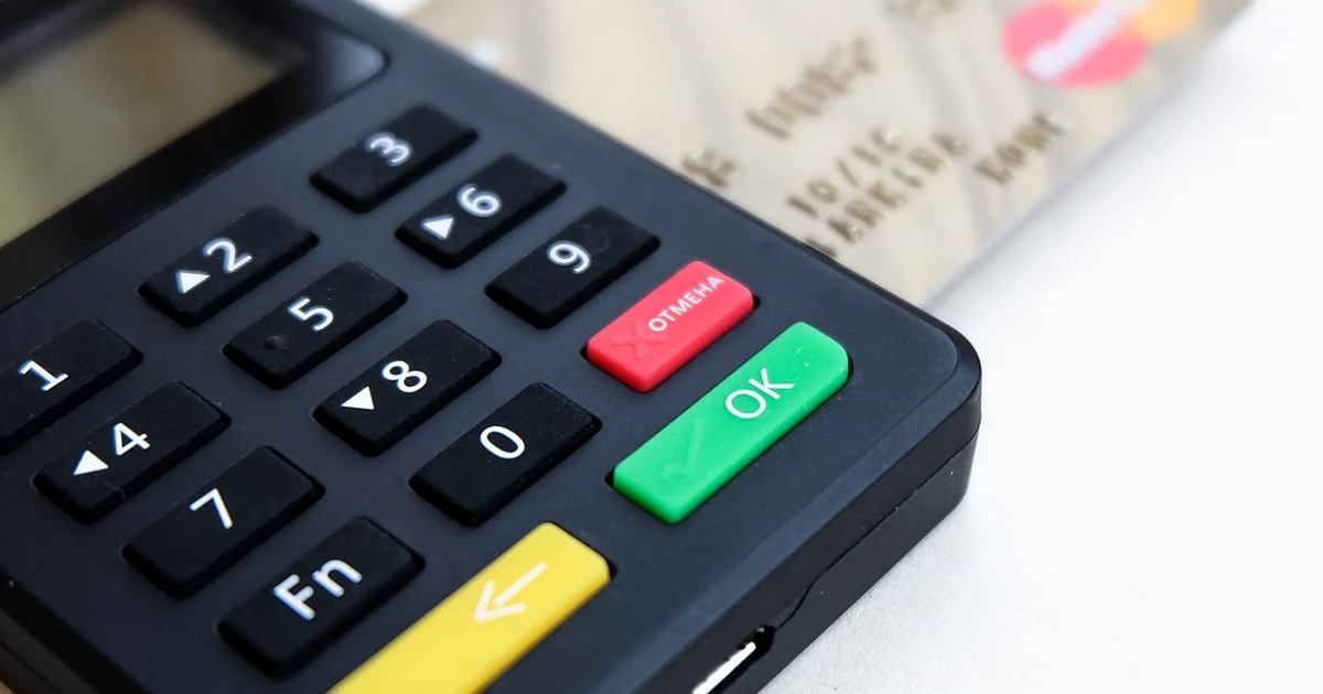 Smartphone exibindo gráficos financeiros e setas entre logos de bancos, representando a portabilidade de crédito digital e a facilidade de transferir dívidas para melhores condições.